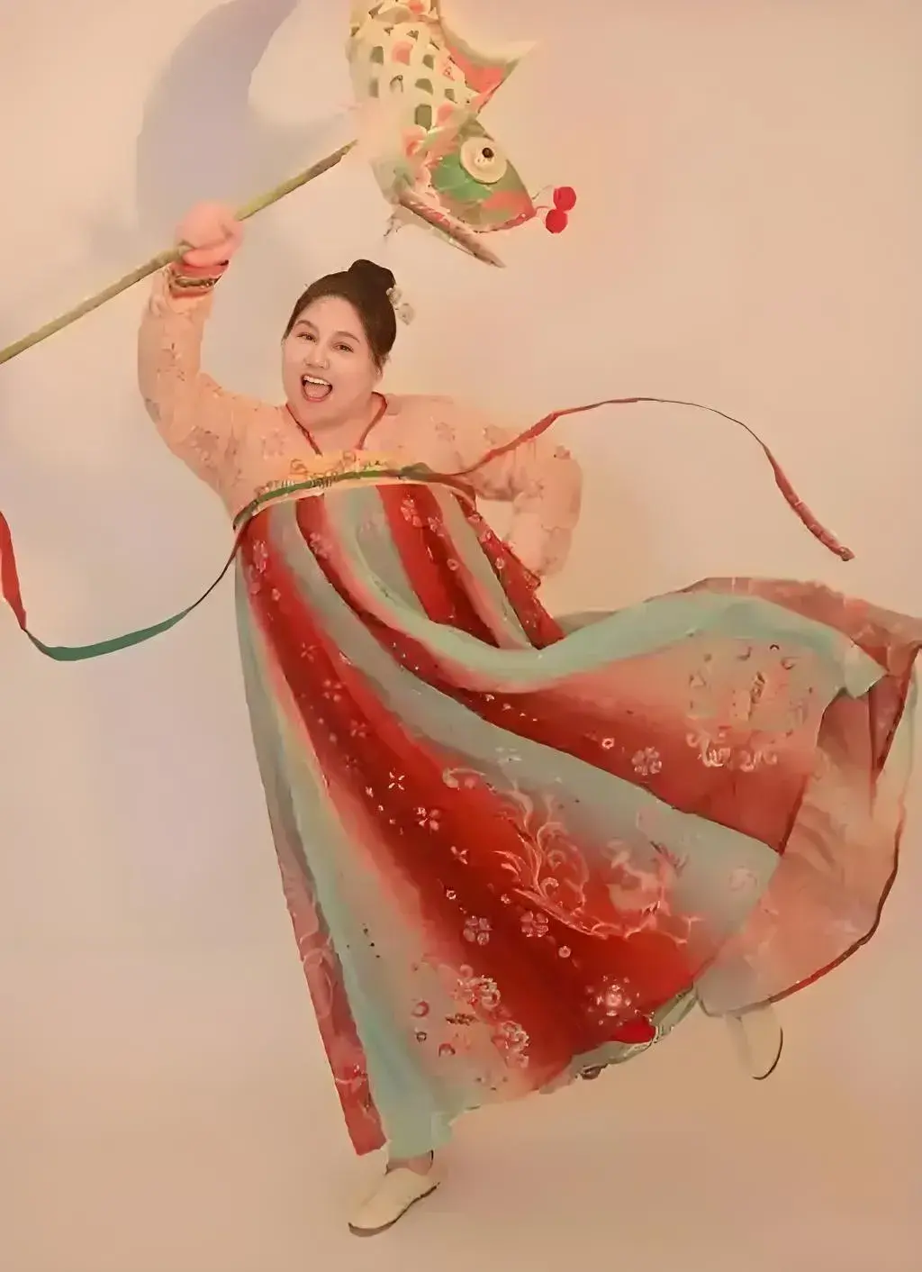 李若彤和李雯雯穿马面裙同框