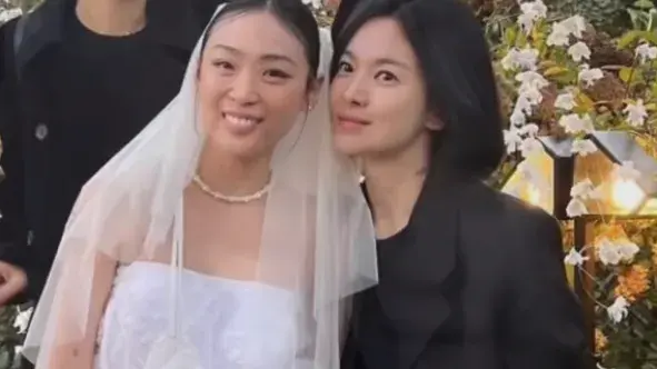 宋慧乔金高银Jennie出席婚礼
