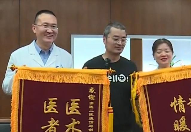 “烧伤妈妈”丈夫回到家忍不住落泪