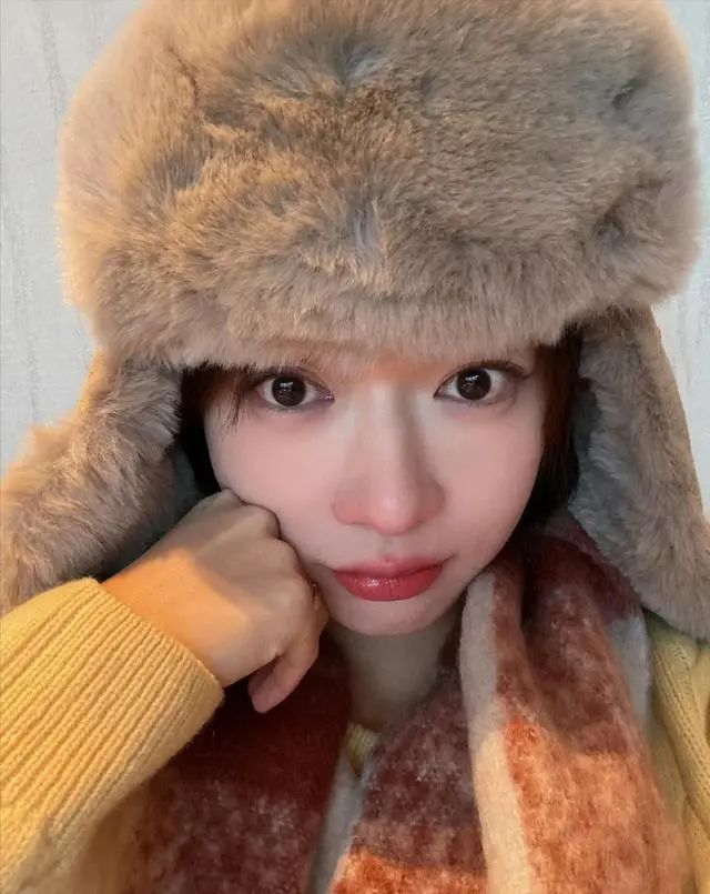 吴谨言挺孕肚在雪地转圈