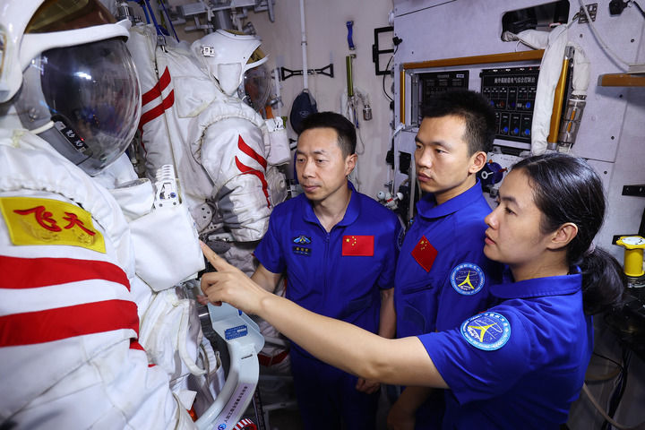 中国航天员9小时太空行走打破美纪录