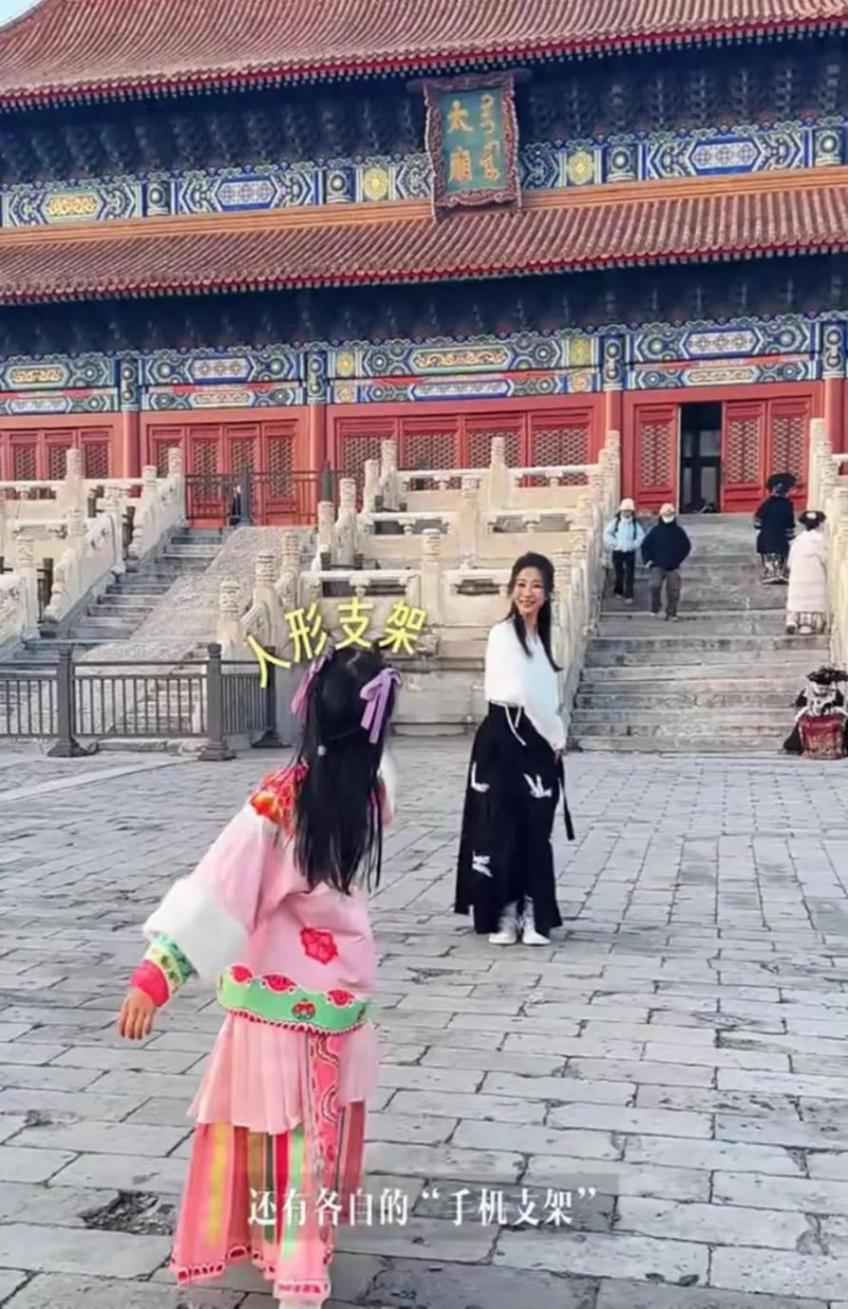 孙红雷一家北京过年 岳母首露面