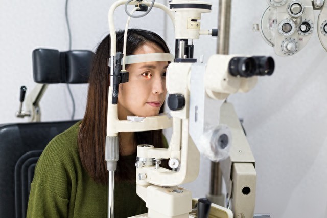女子爱躺刷手机双眼近视差400度