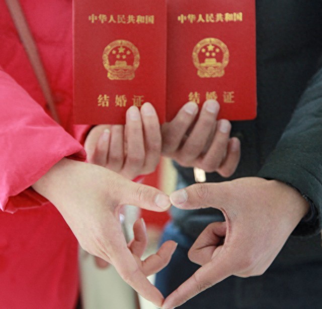 直击情人节“扎堆”领证现场