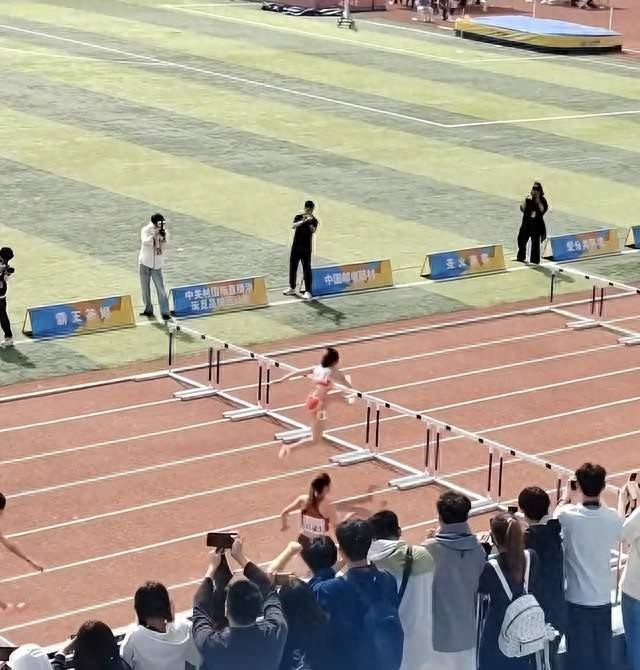 吴艳妮打破首都高校女子100栏纪录