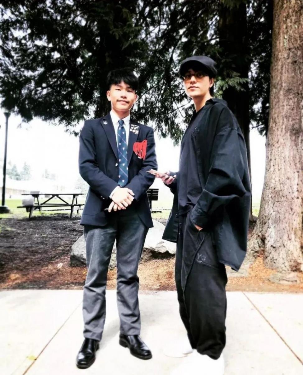陈坤儿子大学毕业 父子俩合照庆祝