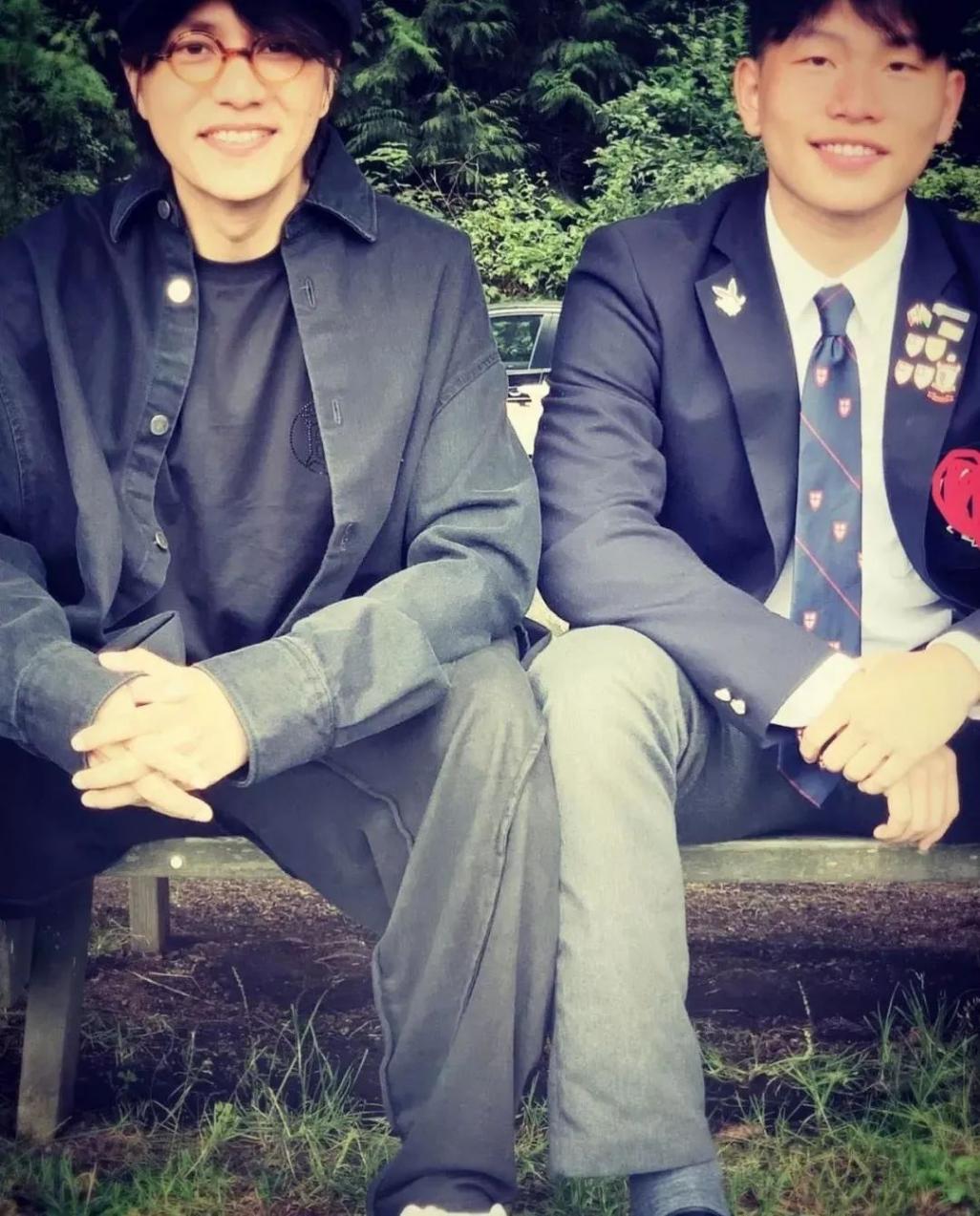 陈坤儿子大学毕业 父子俩合照庆祝